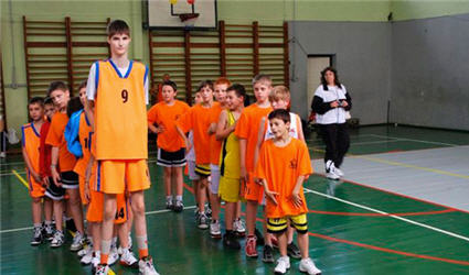 VĐV bóng rổ tuổi teen cao nhất thế giới